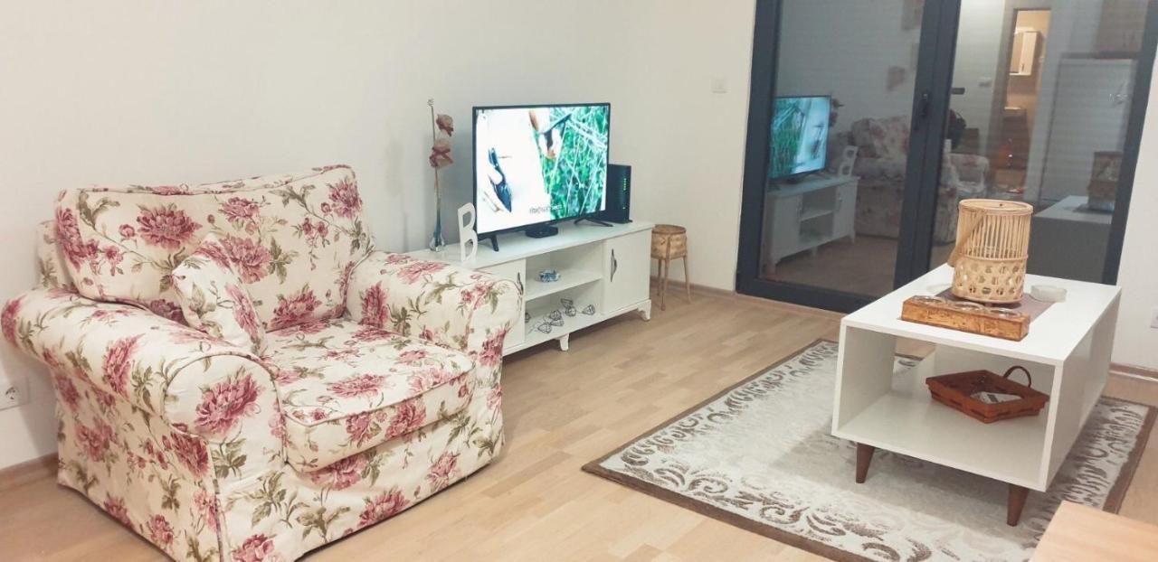 Lovely Pink Flat Apartment Podgorica Bagian luar foto
