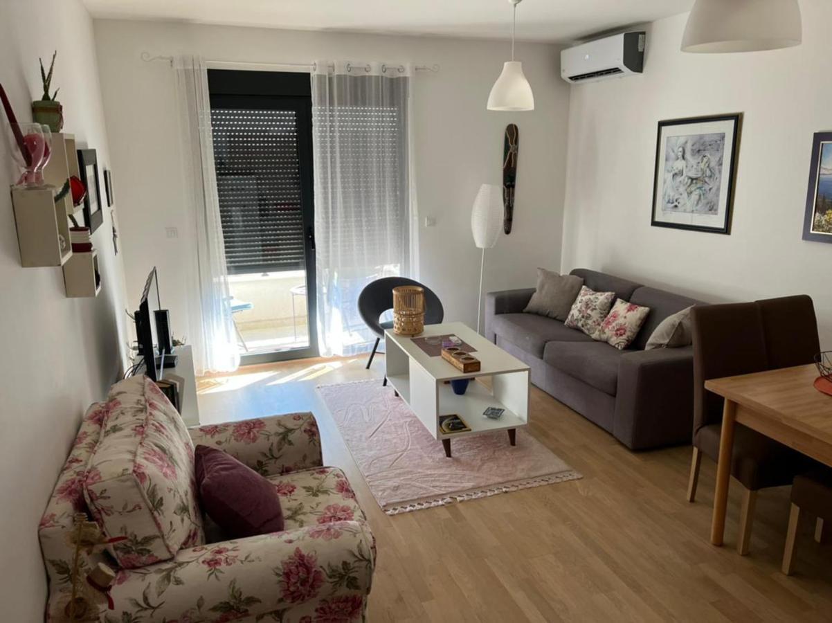 Lovely Pink Flat Apartment Podgorica Bagian luar foto